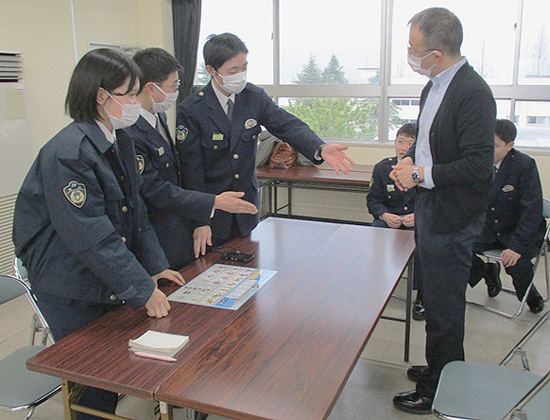 新潟県警が卒配前の初任科生に国際教養　適切な外国人対応学ぶ