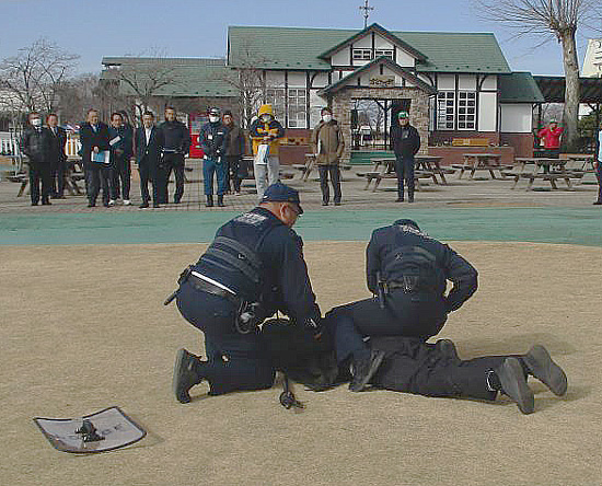 埼玉県加須署が不審者対応訓練　保育園児も協力