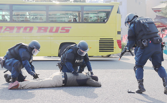 警視庁浅草署がバスジャック等対処訓練　観光客の安全へはとバスと連携