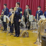 青森県警音楽隊が養護学校で訪問演奏会　隊員が地域警察官の制服姿で演奏