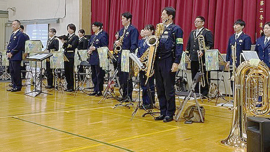 青森県警音楽隊が養護学校で訪問演奏会　隊員が地域警察官の制服姿で演奏