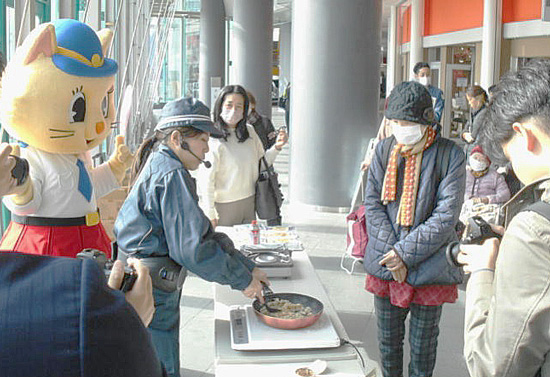 大阪府住之江署が参加型の防災啓発イベント開く　署員が防災レシピの実演も