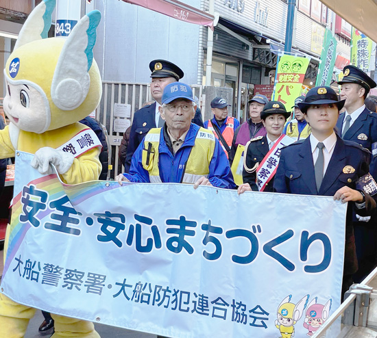 神奈川県大船署が年末年始警戒キャンペーン　俳優・鶴田真由さんが防犯呼びかけ