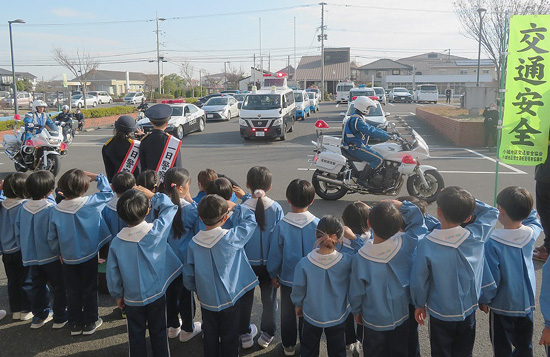 佐賀県小城署が交通安全・防犯パトロール隊の出発式　園児が隊員を激励