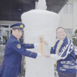 岐阜県飛騨署玄関に雪像ろうそく 交通安全を祈願
