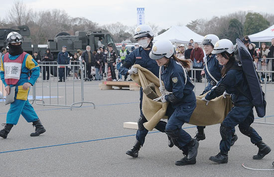 兵庫県警で全46署対抗のフェニックスレスキュー競技大会　災害時の救助技術を確認