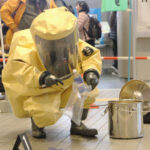 警視庁玉川署などが駅でNBCテロ事案対処合同訓練