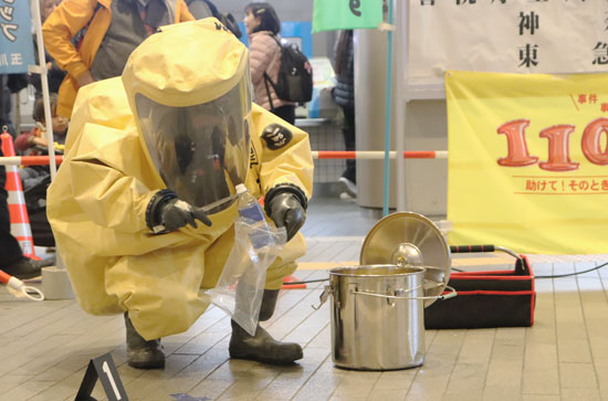 警視庁玉川署などが駅でNBCテロ事案対処合同訓練