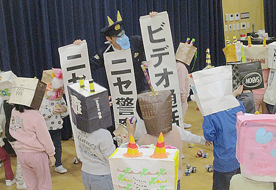 豆をまいて「特殊詐鬼」「闇バイト鬼」を退治　富山県富山南署が園児と節分イベント