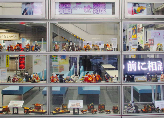 福よせ雛を展示し防犯や交通安全訴え　愛知県中村署が恒例イベント