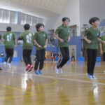 島根県隠岐の島署がちびっこ長縄跳び大会を開催　少年の健全育成へ