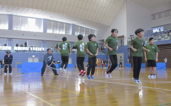 島根県隠岐の島署がちびっこ長縄跳び大会を開催　少年の健全育成へ