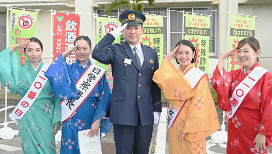 鹿児島県沖永良部署が民謡グループと「110番の日」の広報啓発