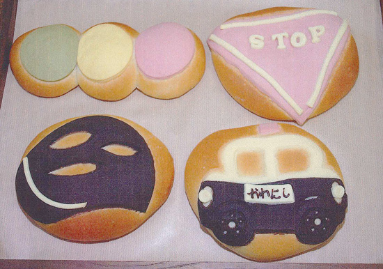 兵庫県川西署が管内パン屋と交通安全テーマのコラボパンを開発