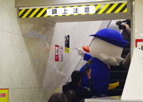 鳥取県鳥取署は盗撮防止ミラーとステッカーを駅構内に設置