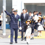 警視庁は警視総監による新入学児童の横断訓練を実施