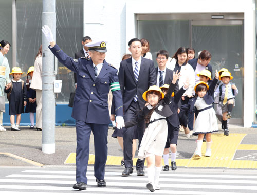 警視庁は警視総監による新入学児童の横断訓練を実施
