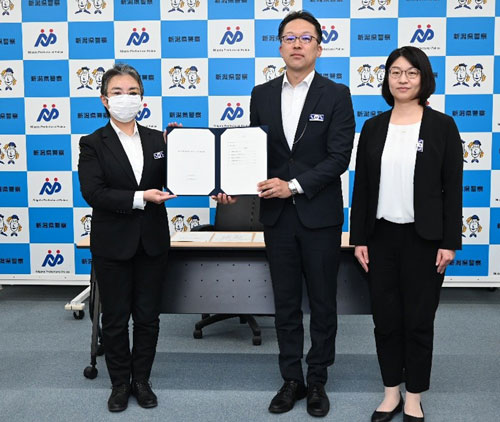 新潟県警の若手幹部職員のワーキンググループが提言書を手交