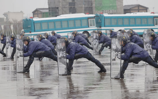 警視庁機動隊が新隊員合同訓練　デモ等の対処要領を確認