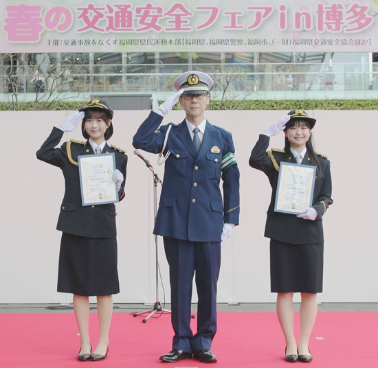 福岡県警が春の交通安全フェア　HKT48迎え事故防止呼びかけ