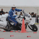 警視庁が白バイ・パトカーの安全運転競技大会開く