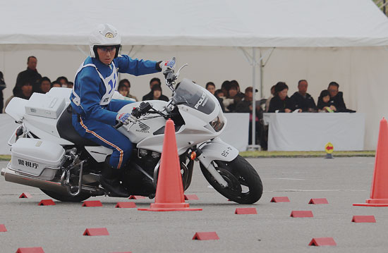 警視庁が白バイ・パトカーの安全運転競技大会開く