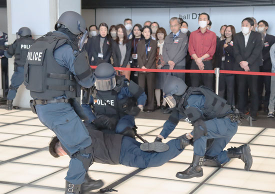 警視庁丸の内署が東京国際フォーラムでテロ対処訓練　機動隊等と対処要領を確認