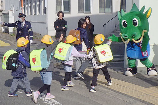 岩手県岩泉署が地域安全と交通安全の広報啓発活動