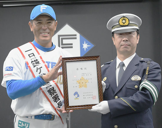 千葉県鎌ケ谷署が交通安全運動出動式　ファイターズ2軍監督・稲葉さんが安全運転啓発