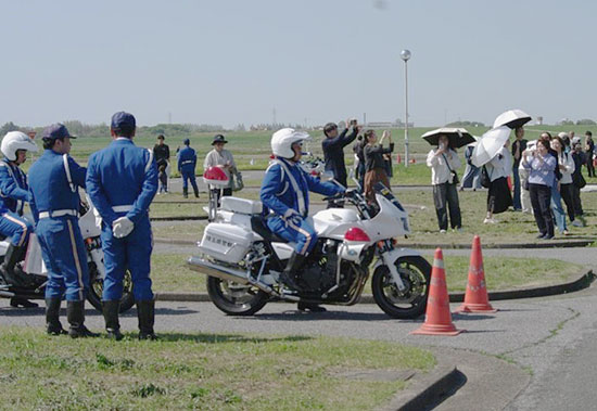 埼玉県警交機隊が職場見学会　新任隊員の10家族招く