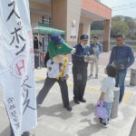 スッポンホールドポリスが交通事故防止等呼びかけ　大分県宇佐署がスーパーで啓発活動