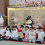 北海道旭川方面羽幌署で詐欺防止の啓発イベント　ひな祭りにあわせ園児と協力