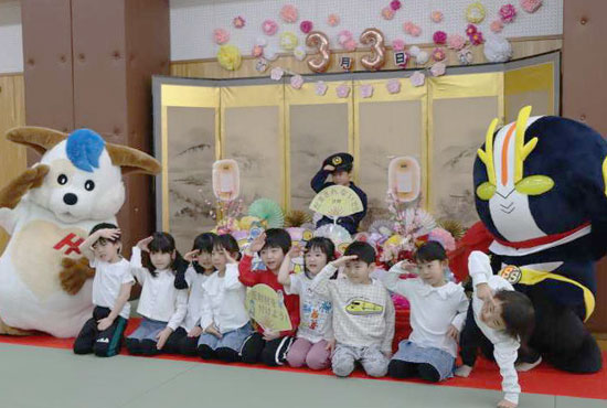 北海道旭川方面羽幌署で詐欺防止の啓発イベント　ひな祭りにあわせ園児と協力