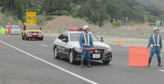 逆走事案に対応　静岡県警高速隊が実戦訓練