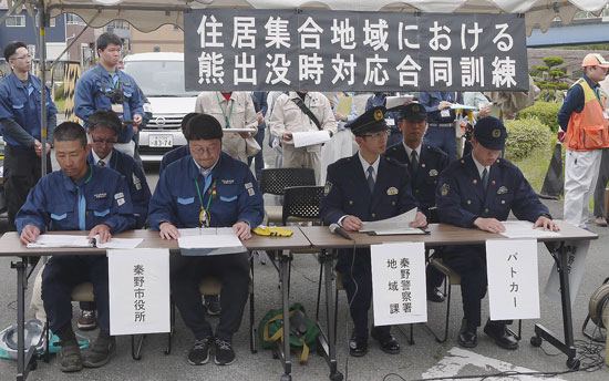 神奈川県警が緊急銃猟の実地訓練　クマの住宅地出没を想定