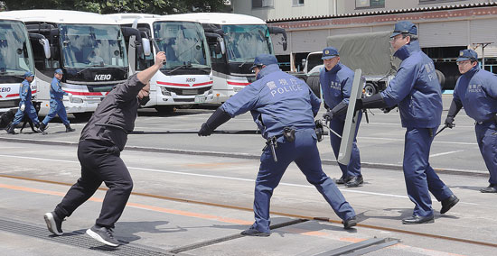 刺傷・逃走事案の早期検挙へ　警視庁杉並3署が合同緊急配備訓練