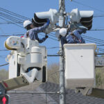 奈良県吉野署が電力会社と信号機の清掃活動