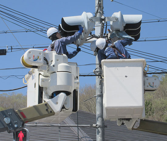 奈良県吉野署が電力会社と信号機の清掃活動