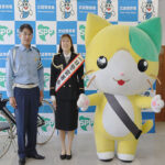 佐賀県武雄署が交通安全キャンペーン　ガールズケイリンの田中月菜選手迎え