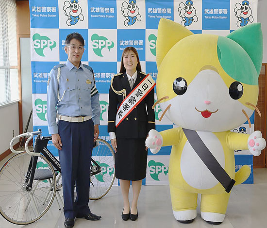 佐賀県武雄署が交通安全キャンペーン　ガールズケイリンの田中月菜選手迎え