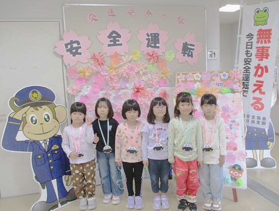 大分県杵築日出署が桜の開花にあわせ交通安全啓発　花びら模した紙に願い書き込む
