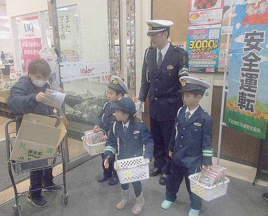 岐阜県下呂署が園児と交通事故防止の啓発活動