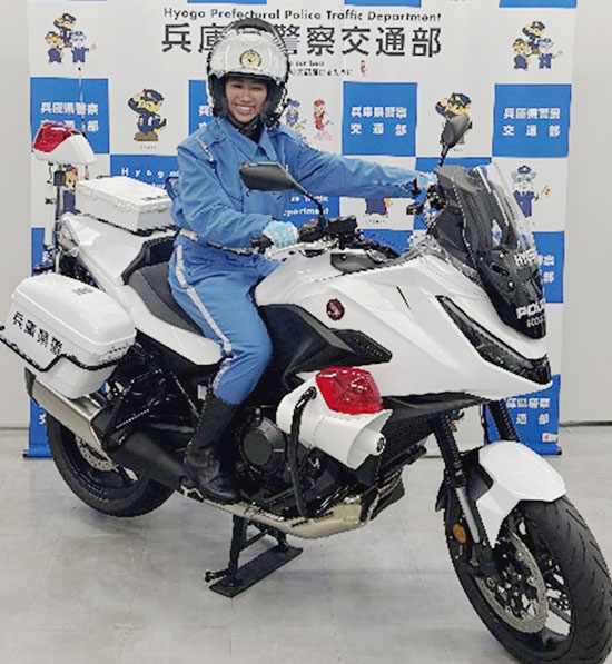 兵庫県警で新素材の夏用白バイ乗車服を導入　メッシュ素材で快適に