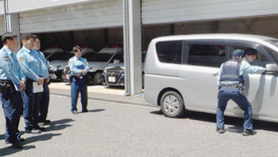 大阪府警第三方面機ら隊が職質のロールプレイング教養　今春転入の新隊員が対象