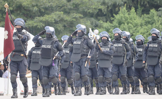 警視庁が機動隊観閲式　1,700人が分列行進