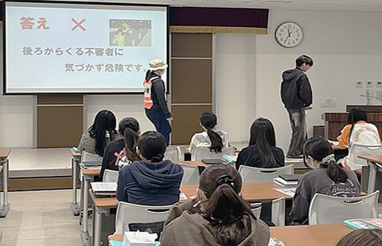 埼玉県警が4大学等で性犯罪被害防止講話　ながら歩きの危険性促す