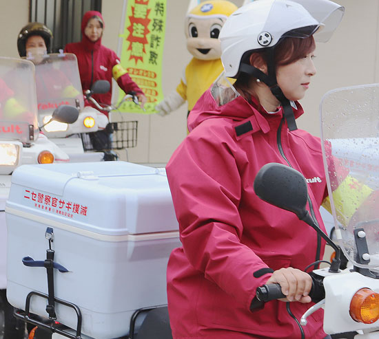 ニセ警察官詐欺防止へ　神奈川県港南署がヤクルトと連携し広報活動