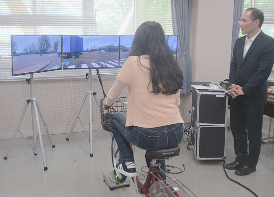 島根県警が島根大の外国人留学生に自転車安全教室