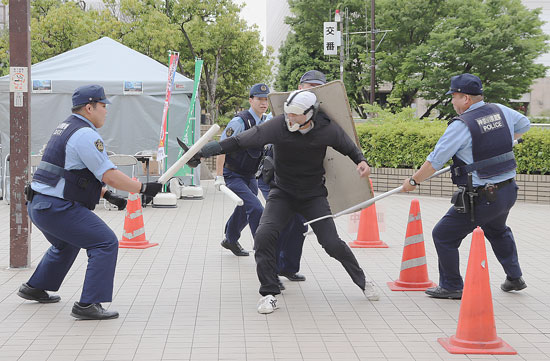 神奈川県警と警視庁が都県境で緊配訓練　強盗殺傷事件での逃走を想定