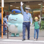 警視庁神田署が小学1年生の横断歩行訓練　すみっコぐらしと安全確認学ぶ